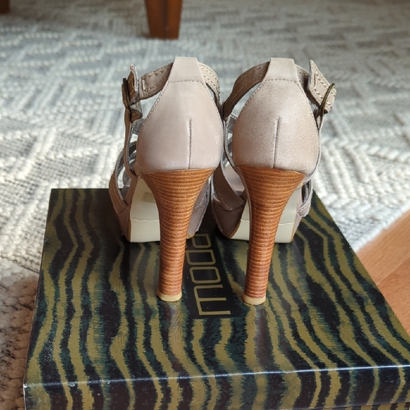 Moda Women's Beige Strappy Heels - Picture 3 of 9